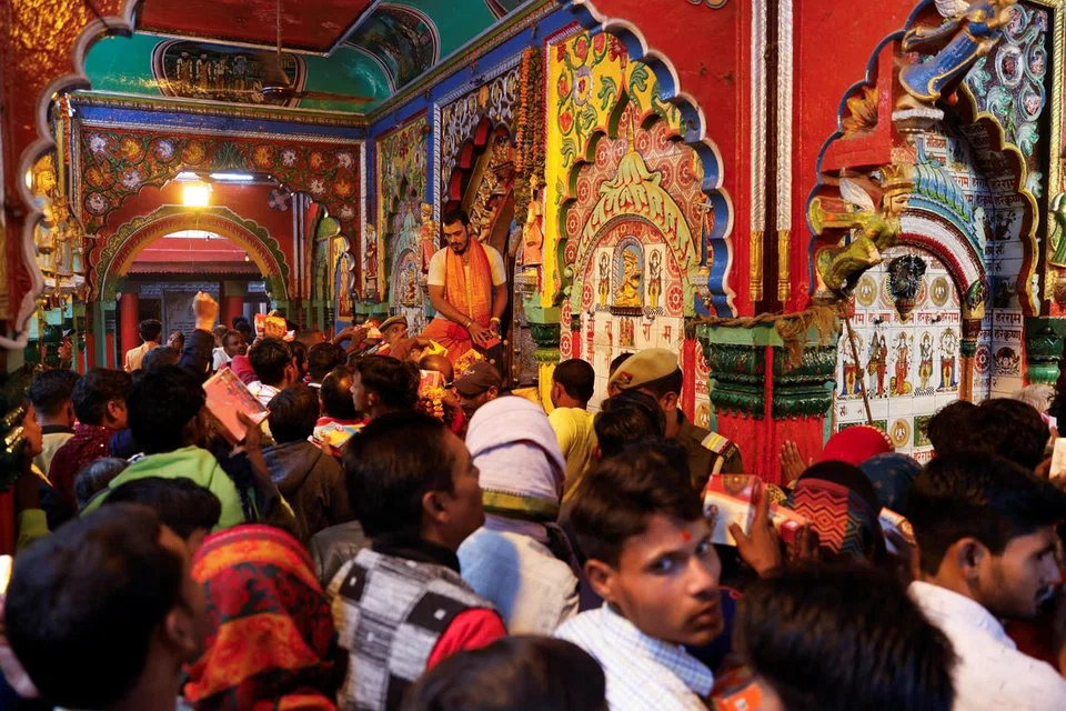 நவம்பர் 23ஆம் தேதி அயோத்தியில் உள்ள அனுமன் கார்ஹி கோயிலில் வழிபட்ட பக்தர்கள்.