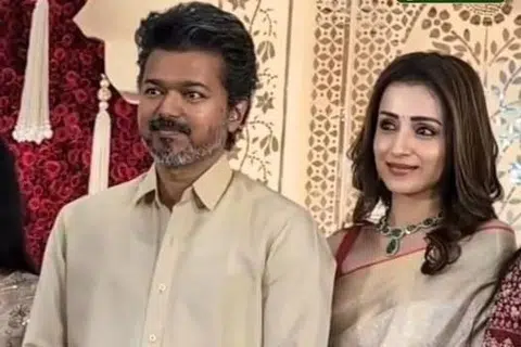 திருமண வரவேற்பு நிகழ்வில் பங்கேற்ற விஜய்யும் திரிஷாவும், புகைப்படங்களுக்குக் காட்சி தருகின்றனர்.