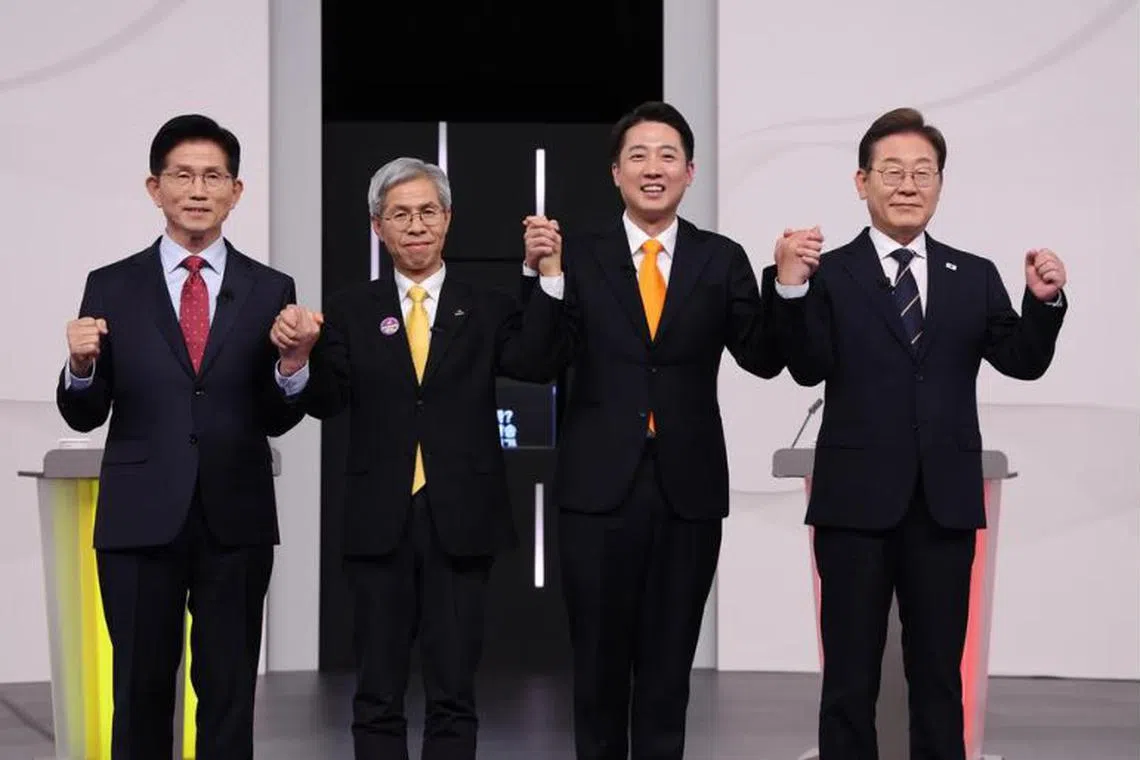 கடுமையாக விவாதித்த தென்கொரிய அதிபர் வேட்பாளர்கள்