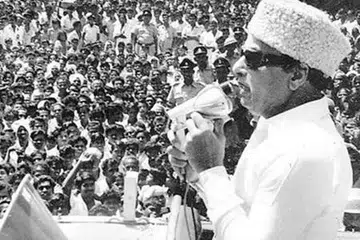 1971ம் ஆண்டு தேர்தலுக்குப் பிறகு திமுகவில் இருந்து வெளியேறிய நடிகர் எம்ஜிஆர் அண்ணா திராவிட முன்னேற்றக் கழகம் என்ற புதிய கட்சியைத் தொடங்கினார். 