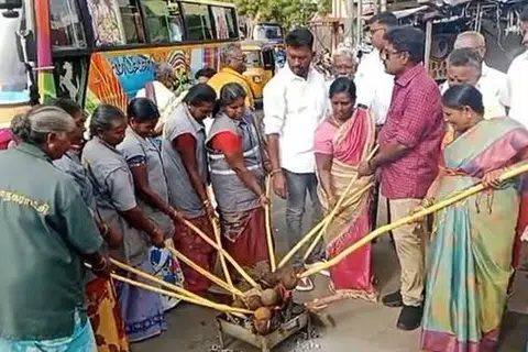 ஆண்டுதோறும் ஆடி மாதத்தின் முதல் நாளைச் சிறப்பு வாய்ந்ததாகக் கருதி, தமிழகத்தின் பல்வேறு பகுதிகளில் கொண்டாடுகிறார்கள்.