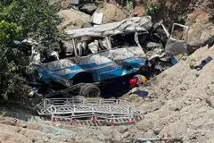 விபத்தில் சிக்கிய 12 பேரைத் தேடும் பணி நீடிக்கிறது.