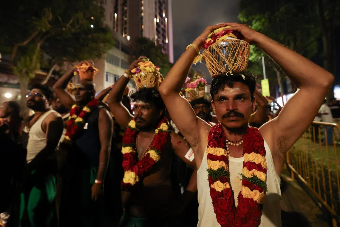 பால்குடம் ஏந்திய பக்தர்கள் வெள்ளத்தில் மிதந்த தைப்பூச ஊர்வலப் பாதை