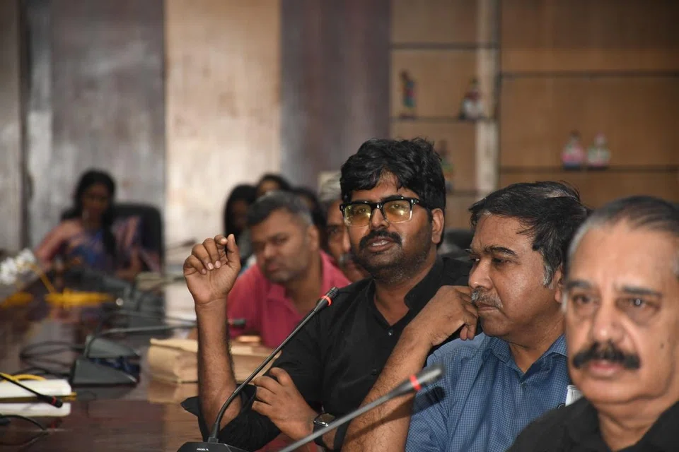 தமிழ்நாட்டில் வாழும் மொழி, வரலாறு ஆர்வலர்கள் கலைக்களஞ்சியம் பற்றி ஆர்வத்துடன் கேள்விகள் எழுப்பினர்.