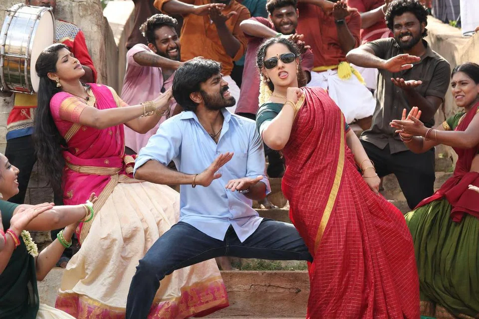 ‘திருச்சிற்றம்பலம்’ படத்தில் தனு‌ஷ் (இடது), நித்யா மேனன்.