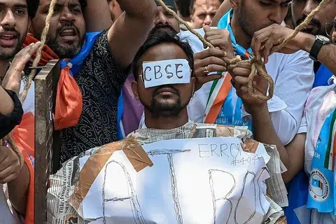 மே 30ஆம் தேதி, புதுடெல்லியில் தேசிய மாணவர் அமைப்பினர் மத்திய இடைநிலைக் கல்வி வாரியத்திற்கு எதிராக ஆர்ப்பாட்டத்தில் ஈடுபட்டனர்.
