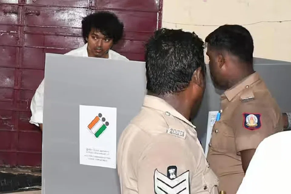 வாக்குப் பதிவு செய்யும் விஜய்.