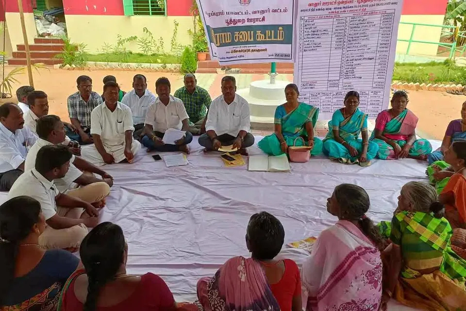 தமிழ்நாட்டில் 500க்கும் அதிகமான மக்கள் தொகை உள்ள கிராமங்களில் 12,524 கிராம ஊராட்சி மன்றங்கள் அமைக்கப்பட்டுள்ளன. 