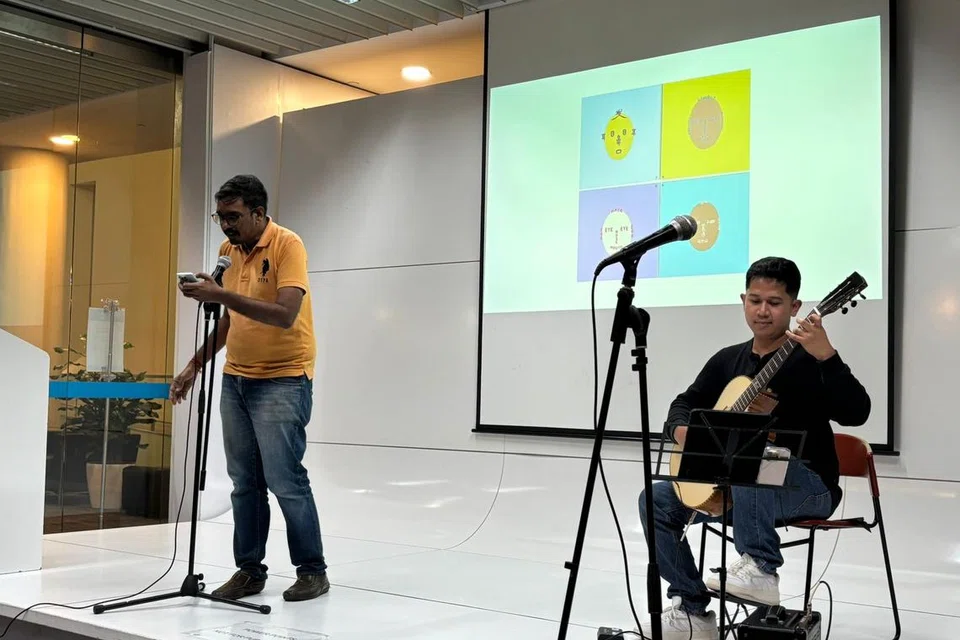 சிங்கப்பூர் கவிதை விழாவையொட்டி வெள்ளிக்கிழமை (ஜூலை 18) பீஷான் நூலகத்தில் இடம்பெற்ற ஓவியமும் கவிதையும் நிகழ்வில் கவிதை வாசிக்கும் கி.ஜனார்த்தனன். 
