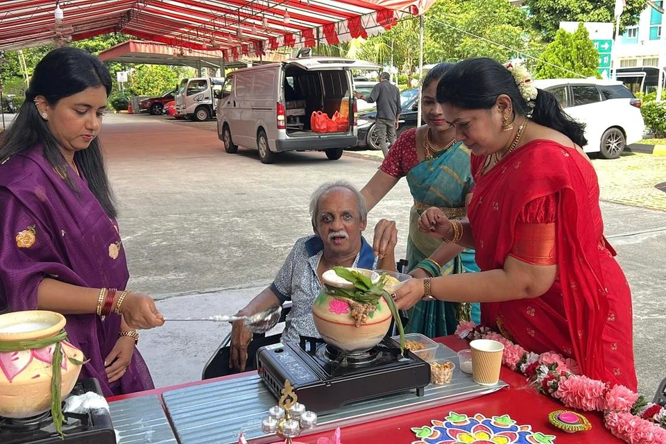 பொங்கல் கொண்டாட்டத்தில் பங்கேற்று மகிழ்ந்த ரெத்தினம் இராமசாமி (நடுவில்). 