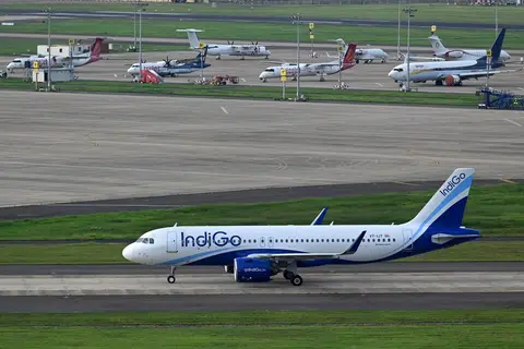 தொழில்நுட்பக் கோளாறை சரி செய்யும் பணியை பொறியாளர்களும் அதிகாரிகளும் தீவிரமாக மேற்கொண்டனர்.