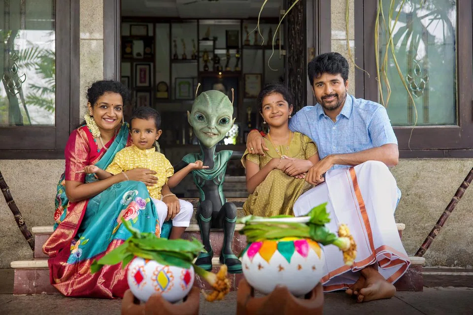தனது குடும்பத்தினர் நடுவே ‘அயலான்’ படத்தின் ஏலியன் நிற்பது போல காட்சி எடிட் செய்யப்பட்டுள்ளது.