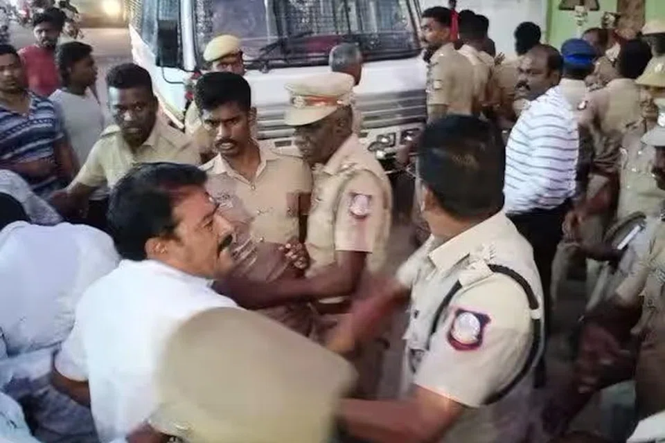 ஆசிரியரே பள்ளி மாணவிகளிடம் அத்துமீறிய தகவலை அறிந்து, மாணவிகளின் பெற்றோரும் உறவினர்களும் பள்ளியில் திரண்டதால் காவல்துறையினர் குவிக்கப்பட்டனர்.