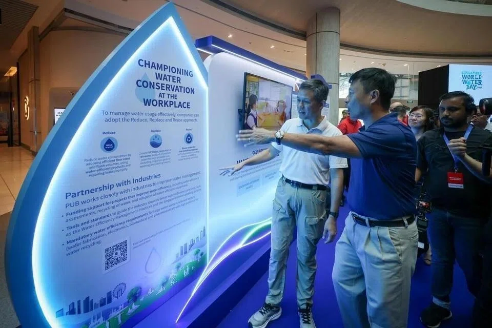 
மார்ச் 17ஆம் தேதி நடைபெற்ற 2026ஆம் ஆண்டுக்கான  சிங்கப்பூர் உலக நீர் தினக் கொண்டாட்டத்தில் இடம்பெற்ற கண்காட்சியைத் தற்காப்பு அமைச்சரும் பொதுச் சேவைகளுக்கான ஒருங்கிணைப்பு அமைச்சருமான சான் சுன் சிங் (இடது), பொதுப் பயனீட்டுக் கழகத்தின் தலைமை நிர்வாக அதிகாரி ஓங் டிஸே-சின் ஆகிய இருவரும் பார்வையிட்டனர்.