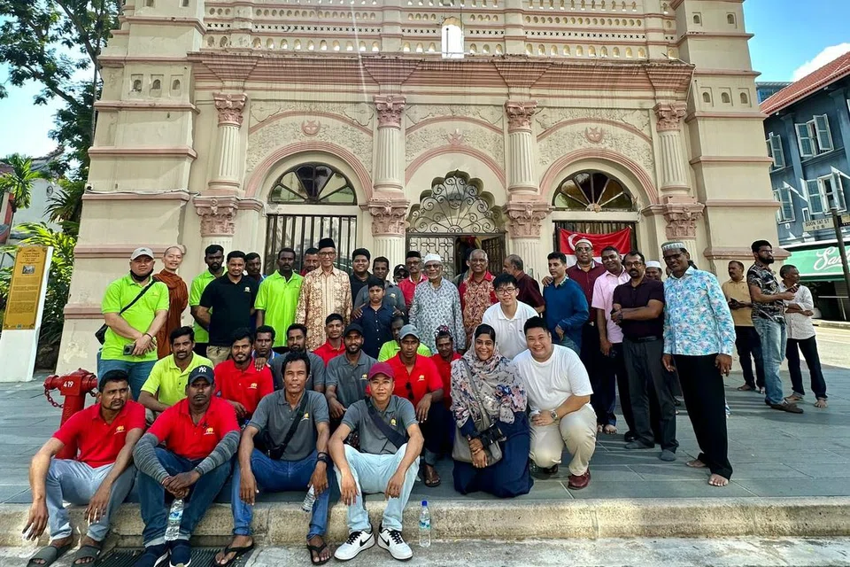 நாகூர் தர்கா இந்திய முஸ்லிம் மரபுடைமை நிலையத்தில் வெளிநாட்டு ஊழியர்களும் சமய நல்லிணக்கத் தலைவர்களும்.
