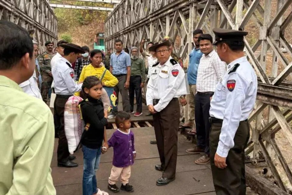 இந்திய-மியன்மார் நட்புறவு வாயில் வழியாக சட்டவிரோதமாகக் குடியேறியவர்களை இந்திய அதிகாரிகள் மியன்மார் அதிகாரிகளிடம் ஒப்படைத்தனர்.