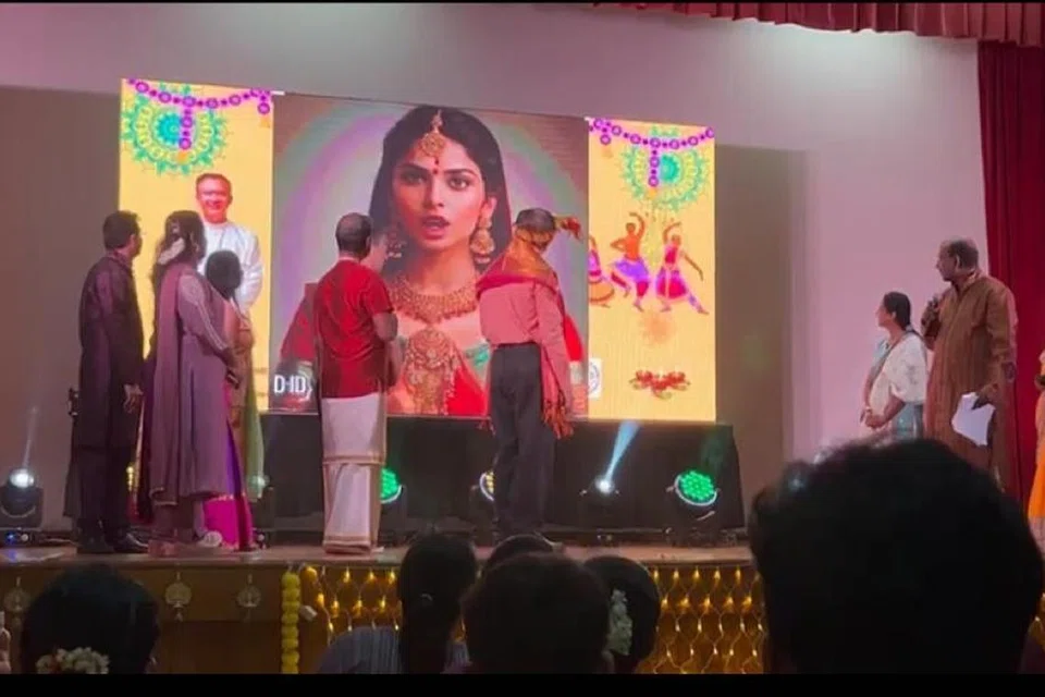 செயற்கை நுண்ணறிவு நெறியாளர் முத்தமிழ்ச்செல்வி இந்நிகழ்ச்சியை நவீன முறையில் வழிநடத்தினார். 