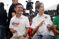 தகவல், மின்னிலக்க மேம்பாட்டு அமைச்சர் ஜோசஃபின் டியோவுடன் நிதியமைச்சின் முன்னாள்  இயக்குநர் ‌‌‌ஷான் லோ.