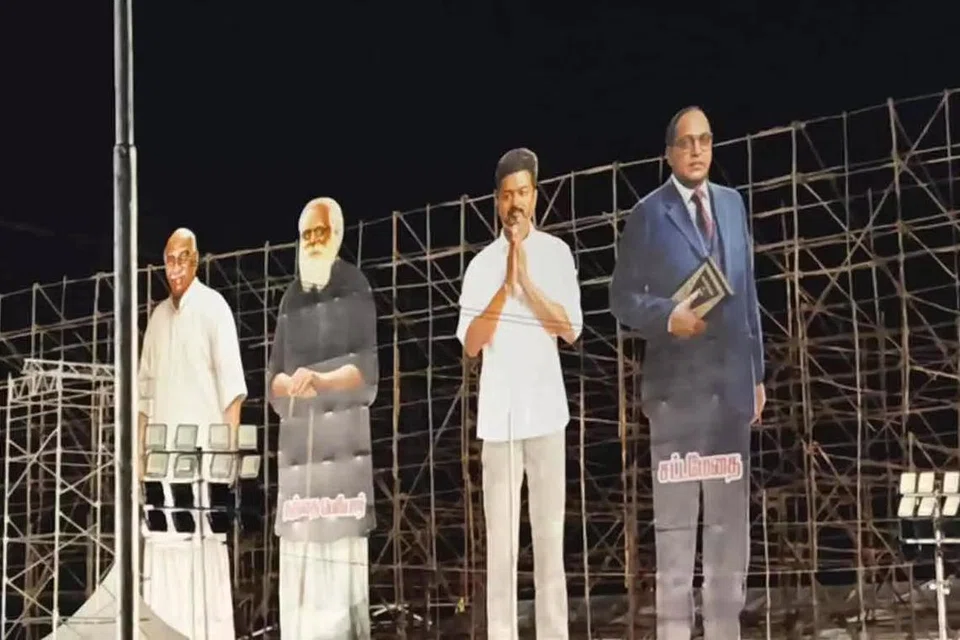 காமராஜர், பெரியார், அம்பேத்கர் ஆகியோரின் பதாகைகளுடன் விஜய்யின் பதாகையும் உள்ளது.