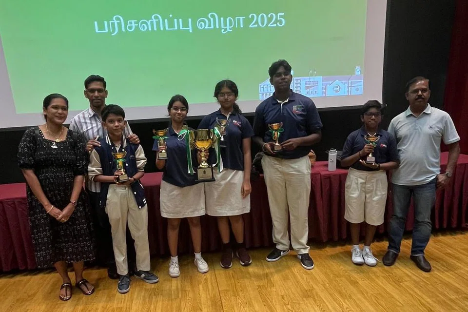 பரிசுகள் வென்ற அறிவியல், தொழில்நுட்பப் பள்ளி மாணவர்கள்.