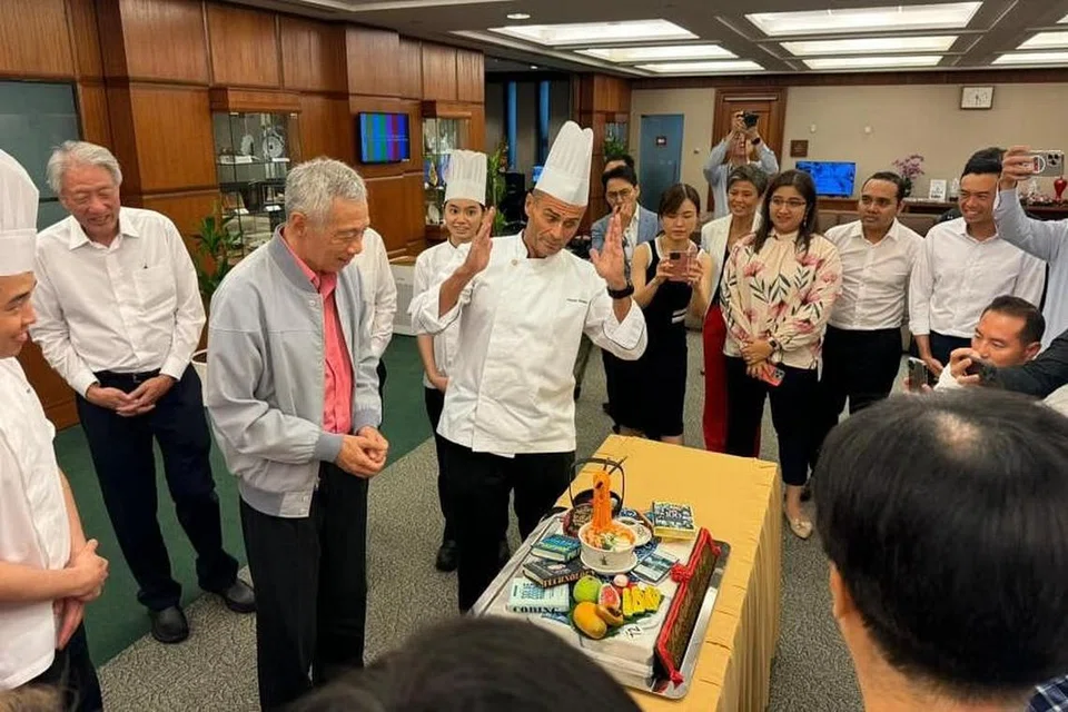 பிரதமர் லீக்கு விருப்பமான அம்சங்கள் அந்த கேக்கில் வடிவமைக்கப்பட்டிருந்தன.