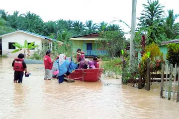 வெள்ளம் கரைபுரண்டோடிய நிலையில், கிராமவாசிகள் தங்கள் வீடுகளிலிருந்து வெளியேறினர். சிலர் படகுகளில் வெளியேற்றப்பட்டனர்.