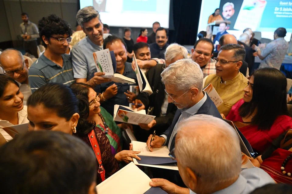 ‘பாரதம் ஏன் முக்கியம்?’ நூலை வாங்கியோருக்கு அதில் அமைச்சர் ஜெய்சங்கர் கையெழுத்திட்டார். 
