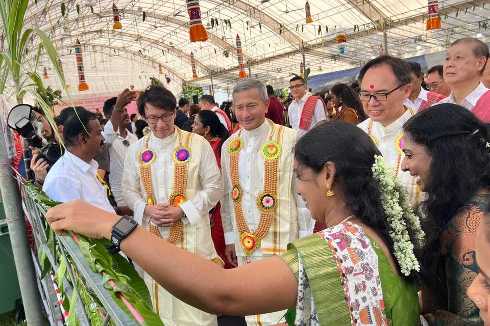 மாவிலைத் தோரணங்களைக் காணும் வெளியுறவு அமைச்சர் டாக்டர் விவியன் பாலகிருஷ்ணன், நாடாளுமன்ற உறுப்பினர்கள் எட்வர்ட் சியா, லியாங் எங் ஹுவா. இவர்களுடன் புக்கிட் பாஞ்சாங் ஐஎன்சி தலைவர் பெருமாள் மூர்த்தி (இடக்கோடி), செயற்குழு உறுப்பினர்கள் திவ்யா, கங்கா பாஸ்கரன் (வலக்கோடி).