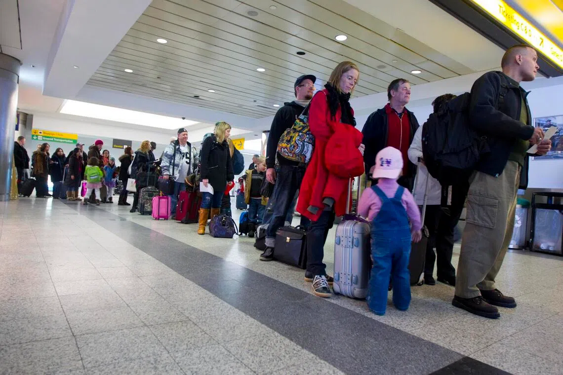 நியூயார்க் பனிப்புயல்: பல விமானச் சேவைகள் ரத்தாகின