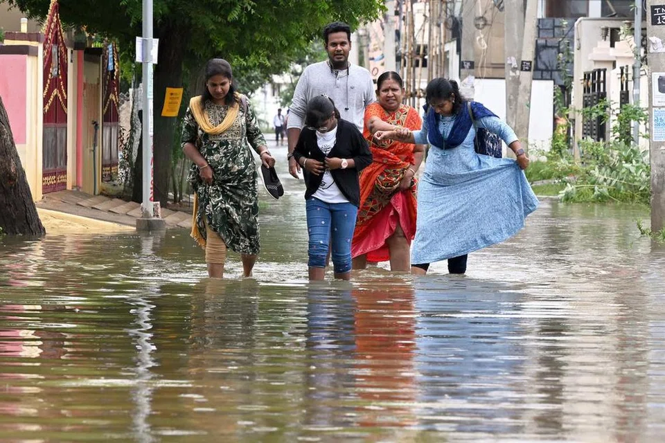 மதுரையில் பெய்த மழையால், தாழ்வான பகுதிகள் வெள்ளத்தில் மூழ்கியதால், சாலைகள் ஆறுகளாக மாறியுள்ளன. வீடுகள் மற்றும் அலுவலகங்களுக்குள் தண்ணீர் புகுந்ததுடன், மக்கள் முழங்கால் அளவு தண்ணீரில் திக்குமுக்காடினர்.