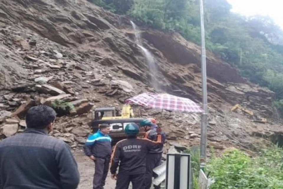காரின் உள்ளே சிக்கி 5 பேர் மடிந்த நிலையில் இருந்தனர். 