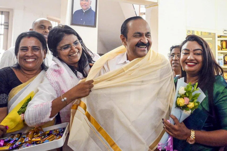 கேரள மாநிலச் சட்டமன்ற காங்கிரஸ் தலைவராகத் தேர்ந்தெடுக்கப்பட்ட திரு வி.டி.சதீசனுக்கு அவரது ஆதரவாளர்கள் வாழ்த்து தெரிவிக்கின்றனர்.
