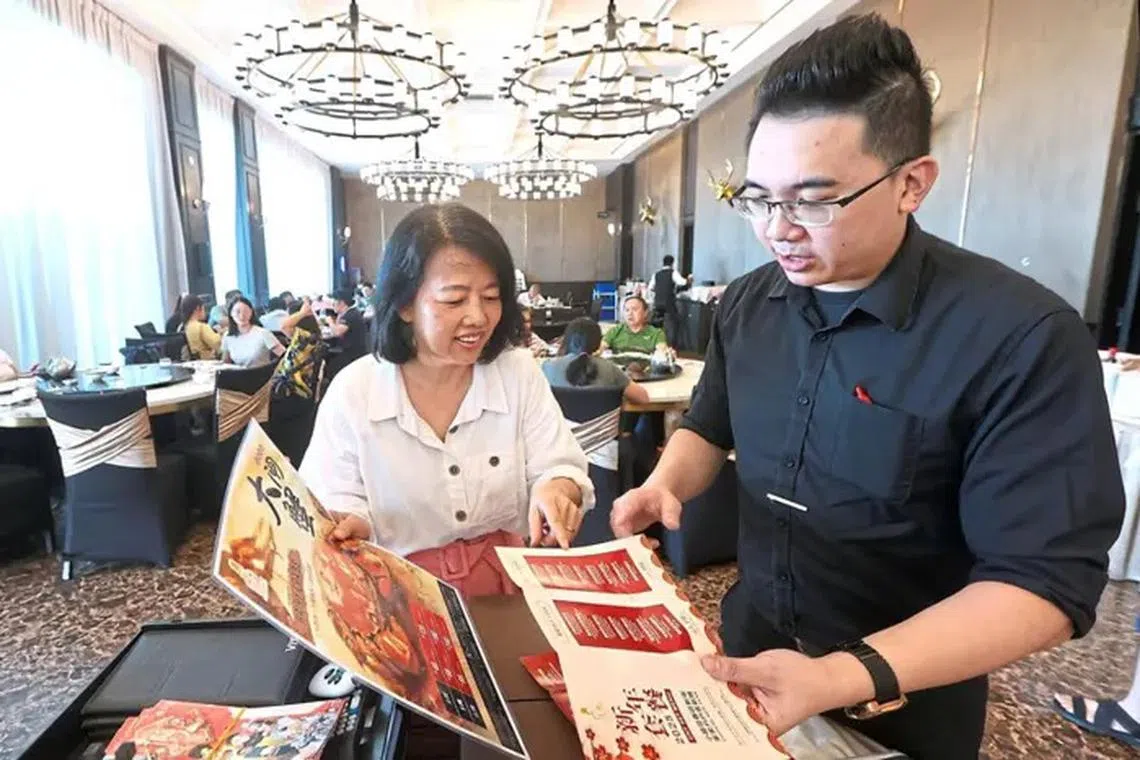 ஜோகூர் பாருவில் தயாரிக்கப்படும் சீனப் புத்தாண்டு ஒன்றுகூடல் விருந்துக்கான உணவுத் தொகுப்புகளுக்கு வரவேற்பு 