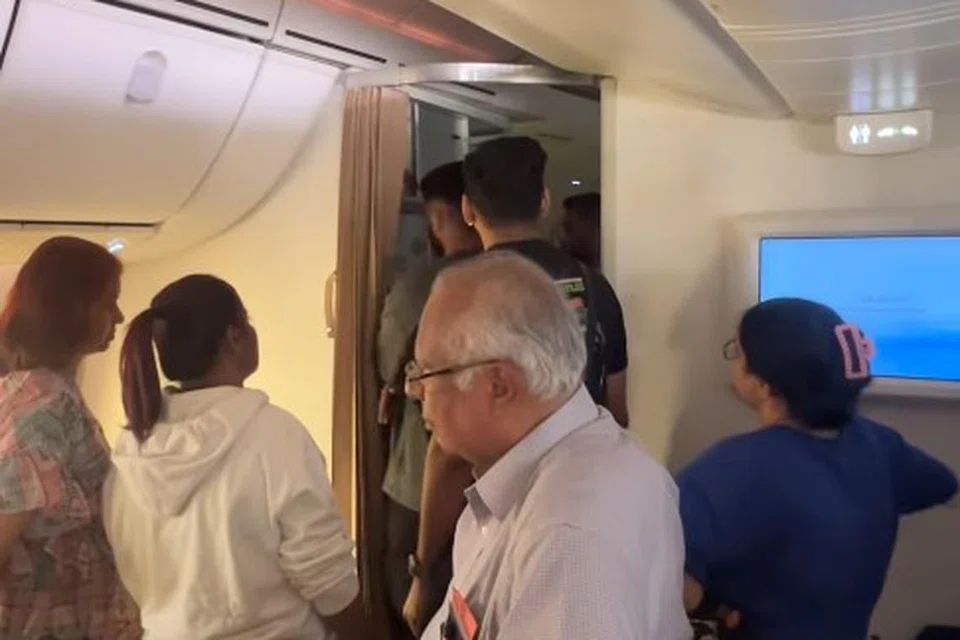 செய்வதறியாது விமானத்திற்குள் பல மணி நேரம் காத்திருந்த பயணிகள்.