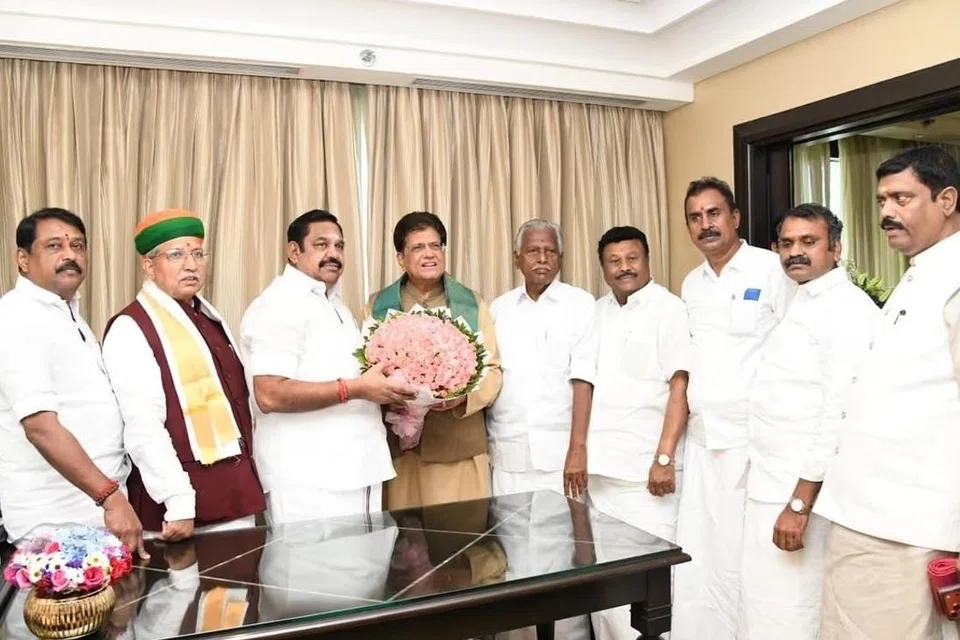 பாஜகவின் தமிழக தேர்தல் பொறுப்பாளருமான பியூஷ் கோயல் அதிமுக பொதுச் செயலாளர் எடப்பாடி பழனிசாமி.