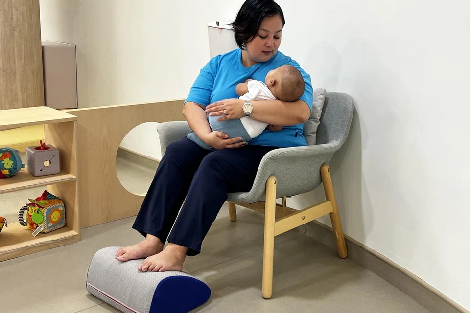 பெரியவர்கள் அமரக்கூடிய நாற்காலிகள் ஸ்கூல்4கிட்ஸ்@ஒன் பொங்கோல் பாலர்பள்ளி ஆசிரியர்களை முதுகு, மூட்டு வலியிலிருந்து காக்கின்றன.