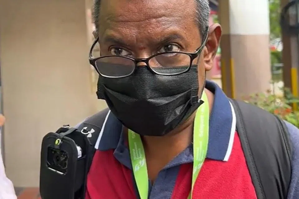 மேசையைத் துப்புரவு செய்யுமாறு கூறிய அதிகாரிகள் இருவரை வாடிக்கையாளர் ஒருவர் எதிர்கொள்வதைக் காட்டும் காணொளி டிக்டாக்கில் பதிவேற்றம் செய்யப்பட்டது.