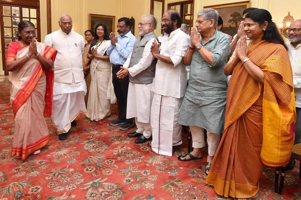 மணிப்பூர் விவகாரத்தில் அமைதியை நிலைநாட்ட நடவடிக்கை எடுக்க வேண்டும் என்று எதிர்க்கட்சிக் கூட்டணி எம்.பி.க்கள் அதிபர் திரெளபதி முர்முவிடம் வலியுறுத்தினர். 