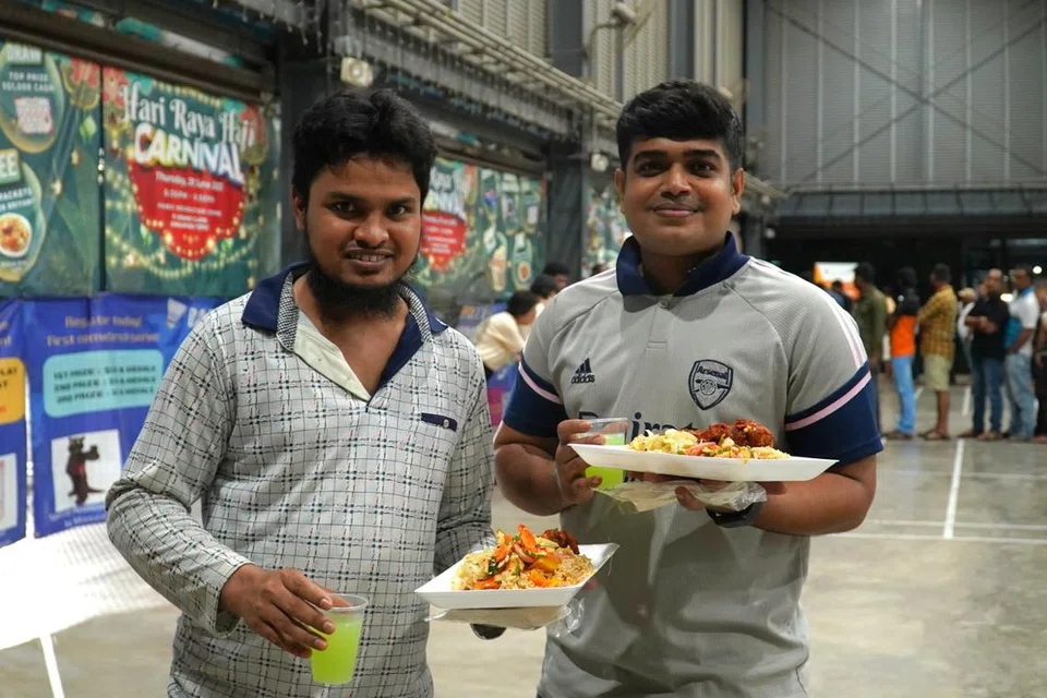 கிராஞ்சி பொழுதுபோக்கு நிலையத்தில் ஊழியர்களுக்கு பிரியாணி வழங்கப்பட்டது.
