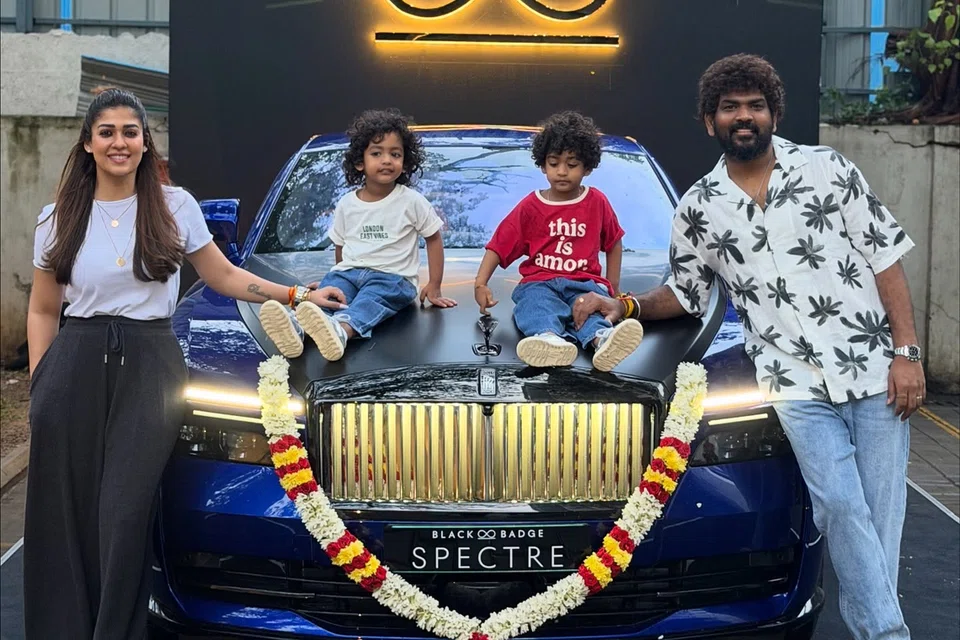 கணவர், தன்  இரு பிள்ளைகளுடன் விக்னேஷ் சிவன் பரிசளித்த  காரின் முன் நின்று படமெடுத்துக்கொண்ட நயன்தாரா.
