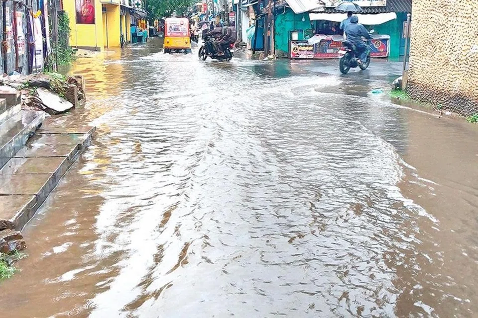 வங்கக் கடலில் உருவாகியுள்ள காற்றழுத்த தாழ்வு நிலை காரணமாக தஞ்சாவூர், நாகை, திருவாரூர், மயிலாடுதுறை, காரைக்கால் மாவட்டங்களில் வியாழக்கிழமை பெய்த கனமழையால் மக்களின் இயல்பு வாழ்க்கை பாதிக்கப்பட்டுள்ளது. 