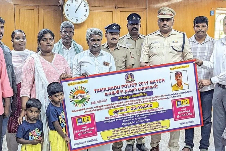 தலைமைக் காவலரின் இரு குழந்தைகள் பெயரில் ரூ.25.49 லட்சம் காப்பீடு செய்யப்பட்ட பத்திரத்தை அவரது உறவினர்களிடம் வழங்கினார் காவல் ஆய்வாளர் தங்கதுரை. 