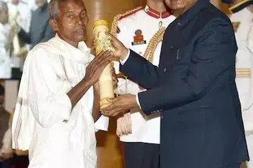 மங்களூரில் ஆரஞ்சு பழங்களை விற்று அதில் கிடைத்த சொற்ப வருமானத்தில் தனது கிராமத்தில் தொடக்கப்பள்ளி ஒன்றைக் கட்டி முன்மாதிரியாகத் திகழ்ந்த ஹாஜப்பாவுக்கு 2020ஆம் ஆண்டு பத்மஸ்ரீ விருது வழங்கி கௌரவிக்கப்பட்டது.