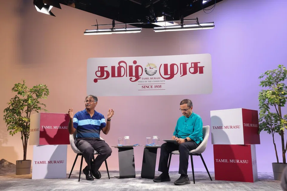 சட்ட, போக்குவரத்து துணையமைச்சர் முரளி பிள்ளையுடன் தமிழ் முரசு ஆசிரியர் த.ராஜசேகர் (வலது).