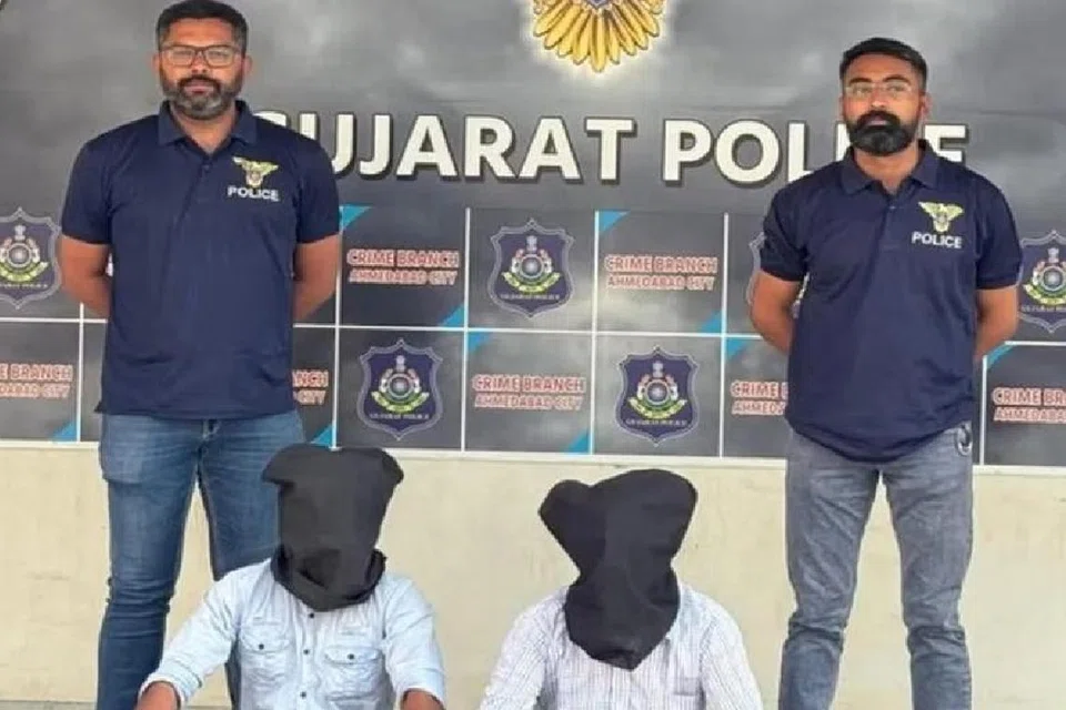 மாணவர் விடுதிக்குள் அத்துமீறி நுழைந்து தாக்குதல் நடத்தியதாகச் சந்தேகிக்கப்படும் ஐவரை குஜராத் காவல்துறை கைது செய்துள்ளனர்.