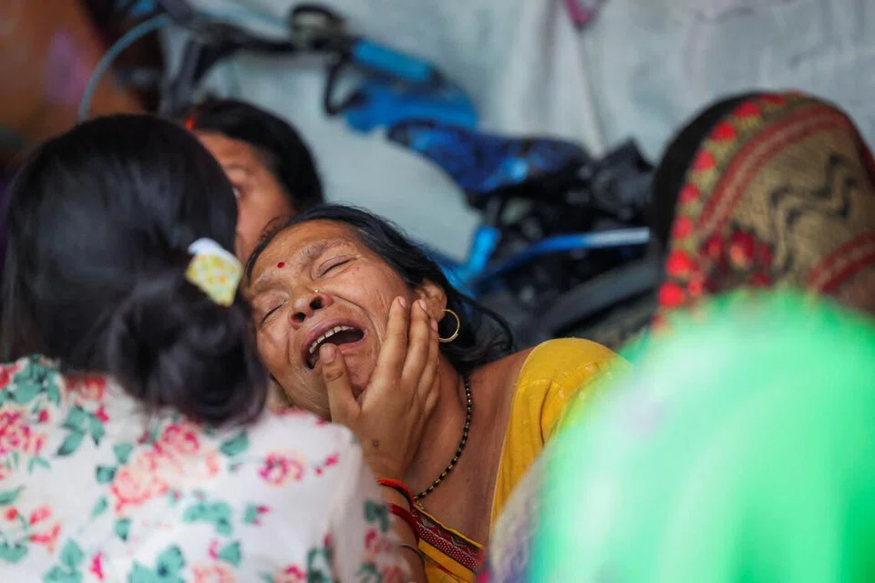 கொல்லப்பட்ட இந்தியக் கடல்துறை ஊழியர்கள் ஒருவரின் குடும்பத்தார் கதறி அழுகின்றனர்.
