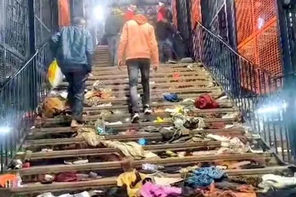 கூட்ட நெரிசலில் சிக்கி பலியானோரின் உடைமைகள் ஆங்காங்கே சிதறிக் கிடக்கும் காட்சி.