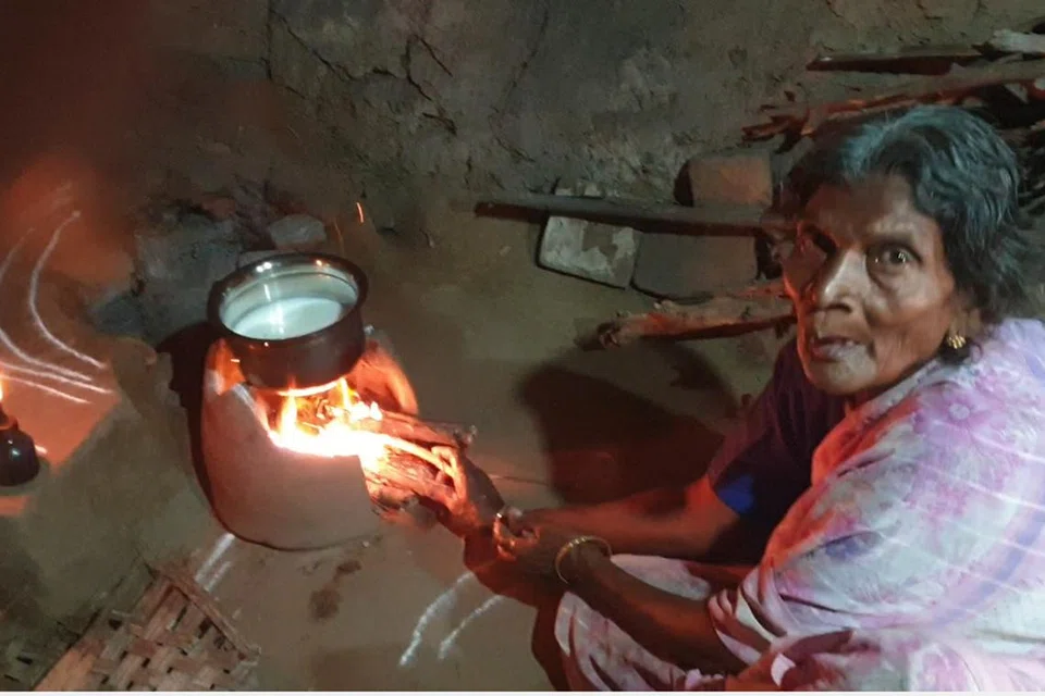 ஒரு வீட்டிற்குச் சென்று குழந்தையைக் குளிப்பாட்டி விட்டு விட்டு தன் வீட்டிற்குத் திரும்பி தேநீர் போட்டுக் குடிக்க ஆயத்தமான திருவாட்டி வசந்தா. 