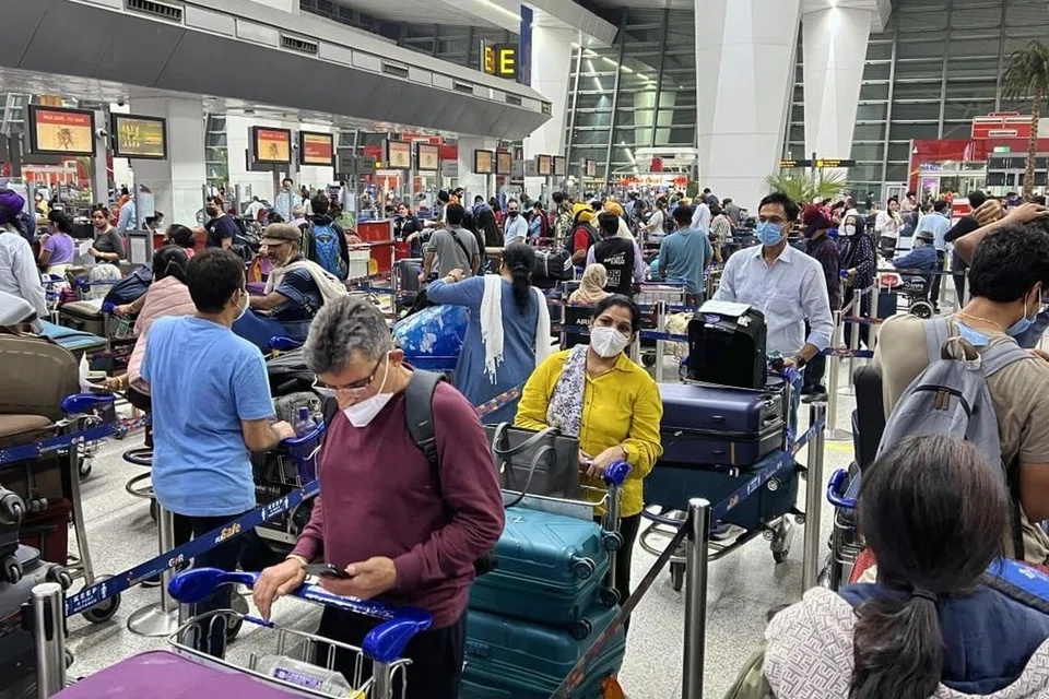 விமானங்களுக்கு வெடிகுண்டு மிரட்டல் விடுவதைக் கட்டுப்படுத்தும் வகையில் மத்திய அரசு அபராதத் தொகையை அதிகரித்துள்ளது.