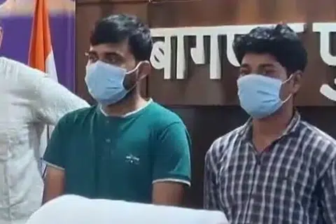 கைது செய்யப்பட்ட ரிங்கு குமார், விபின்.